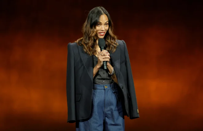 Zoe Saldaña na promociji tretjega dela franšize Avatar: Fire and Ash (Avatar:Ogenj in pepel  med predstavitvijo Studiev Walt Disney na uradni predstavitvi Zdtuženih kinematografov CinemaCon v Las Vegasu. FOTO: Steve Marcus/ Reuters