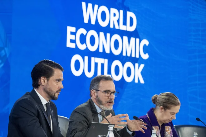 Propad trgovinskih dogovorov z ZDA bi svetovni BDP že prihodnje leto oklestil še za nadaljnje 0,3 odstotne točke, opozarja glavni ekonomist IMF Pierre-Olivier Gourinchas (v sredini) FOTO: Jim Watson Afp