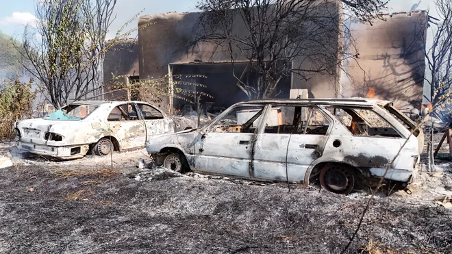 Po poročanju medijev je bilo v ponedeljek zvečer v Severni Makedoniji registriranih skupaj 20 požarov v naravi. Deset jih je bilo aktivnih, pet so jih pogasili, pet požarov pa so spravili pod nadzor. FOTO: Ognen Teofilovski/Reuters