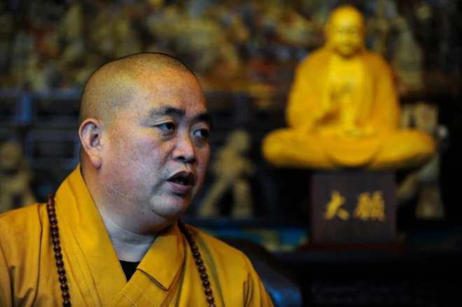 Shi Yongxin je budistični samostan preoblikoval v poslovni imperij. FOTO: Peter Parks Afp
