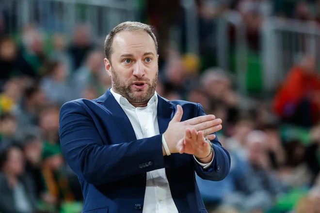 Dejan Jakara v pričakovanju 2. sezone na Krkini klopi. Foto ABA liga
