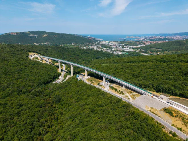 Viadukt Vinjan je dograjen, zdaj so na njem že tudi tiri. FOTO: 2TDK