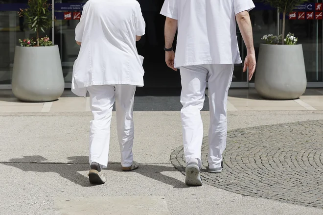Od zdravstvenih delavcev se ne pričakuje zgolj zdravljenje bolezni pacientov, ampak celovito obravnavanje njihovih zdravstvenih potreb skozi celotno življenjsko obdobje. FOTO: Leon Vidic/Delo