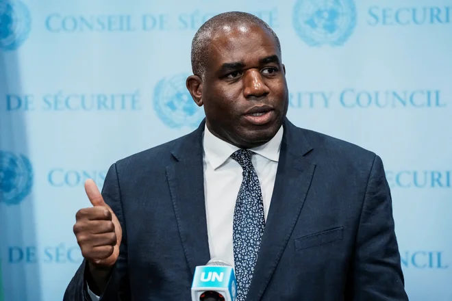 Britanski zunanji minister David Lammy je z odločitvijo britanske vlade seznanil delegate na sedežu ZN v New Yorku. FOTO: Eduardo Munoz/Reuters
