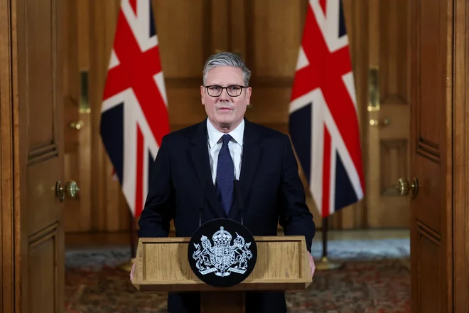 Britanska vlada pod vodstvom Keira Starmerja je odločitev sprejela nekaj dni za tem, ko je podobna napoved prišla iz Pariza. FOTO: Toby Melville/Reuters