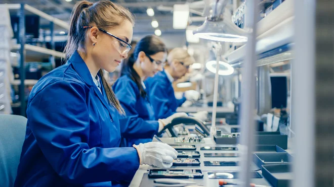 Zrak v podjetjih še dodatno slabšajo delci in snovi, ki izhajajo iz delovnih procesov ter strojev, opreme in materialov. FOTO: Shutterstock