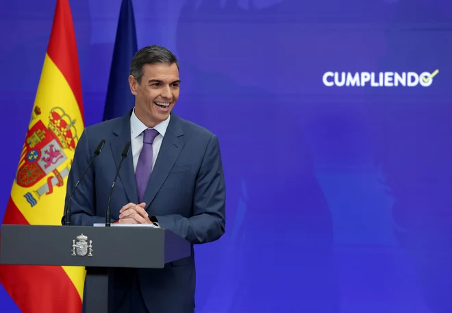 Premieru Sánchezu že od leta 2023 v parlamentu ni uspelo predložiti proračuna, lani pa se je celo izmaknil ustavni zahtevi po njegovi predložitvi. FOTO: Pierre-Philippe Marcou/AFP