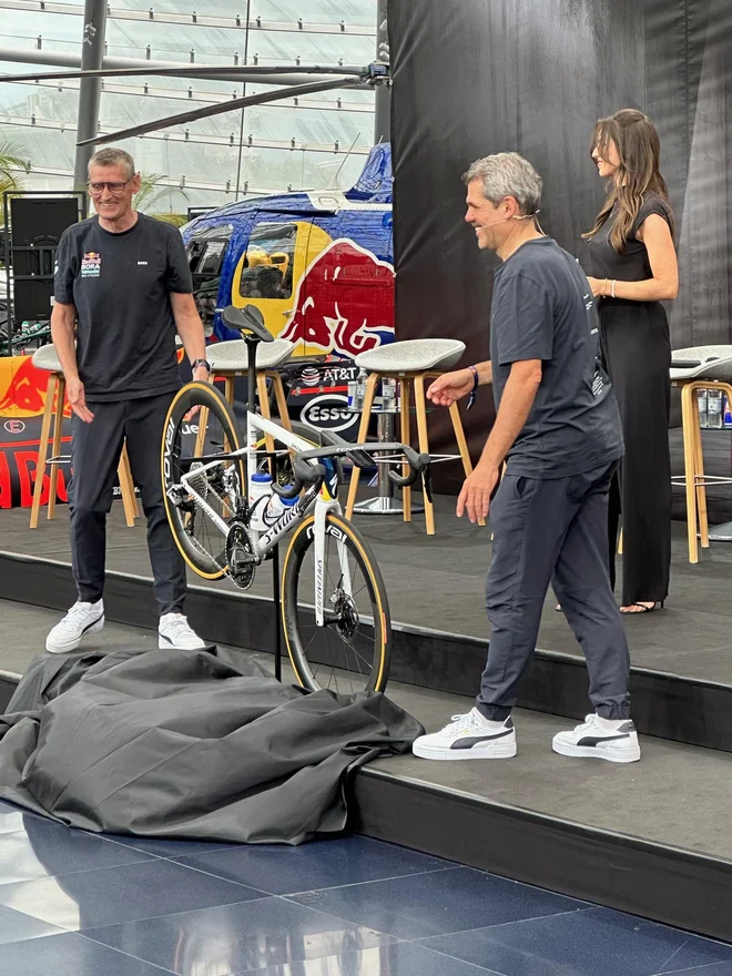 Ralph Denk in Rolf Aldag (levo) sta takole lani ob začetku sodelovanja z Red Bullom predstavila prenovljeno kolo za Dirko po Franciji. Foto Miha Hočevar/Delo