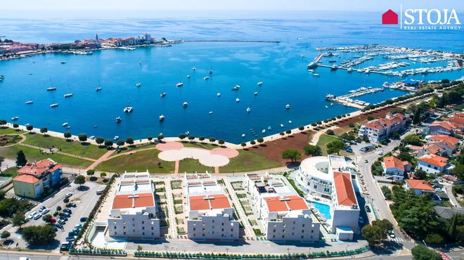 V apartmajskem naselju Garden Palace Resort v Umagu se prepletata sodobno udobje in neposreden stik z morjem. FOTO: Stoja Trade