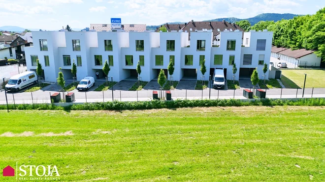 Vrstne hiše Niz8 z vrtom in garažo so v urbanem kontekstu prava redkost. FOTO: Stoja Trade