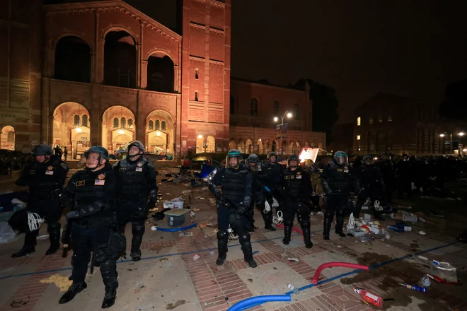 Na študentskih protestih na UCLA je lani spomladi posredovala tudi policija. FOTO: David Swanson/Reuters