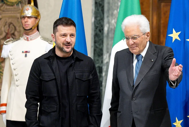 Sergio Mattarella in Volodimir Zelenski. FOTO: Italian Presidency Press Office/Reuters