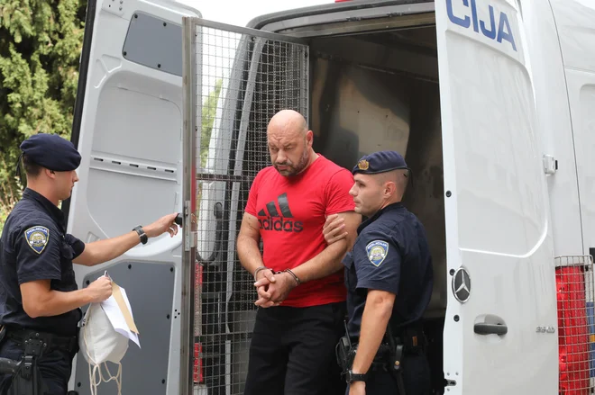 Četverico, ki so jo v pripor prepeljali danes, so aretirali v torek. FOTO: Goran Sebelic/Cropix