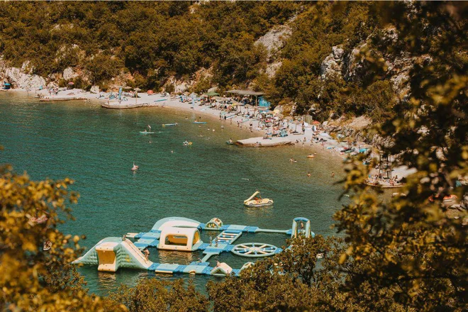 FOTO: Plaža Kačjak, Jadran D. D.