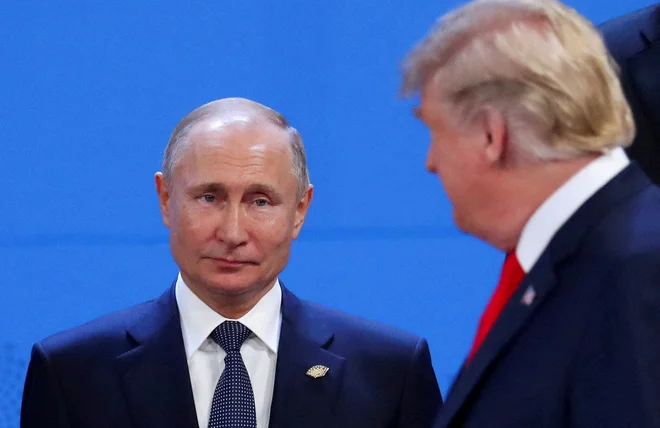 Trump je izrazil dvom, da bodo novi ostri ukrepi vplivali na Putina oziroma ga prepričali, da konča vojno.

FOTO: Marcos Brindicci/Reuters