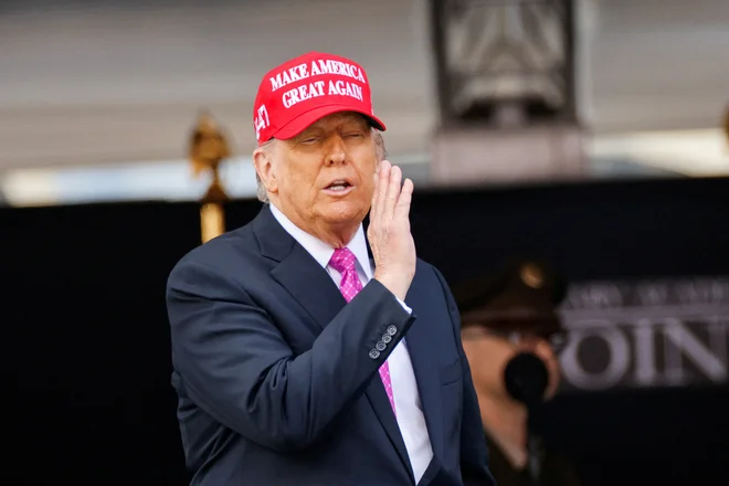 Ameriški mediji in demokrati upajo, da bodo informacije iz zgodnjega druženja z Epsteinom še dodatno otežile Trumpov položaj. FOTO: Eduardo Munoz/Reuters