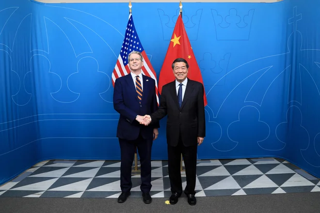 V torek sta se v Stockholmu sestala ameriški finančni minister Scott Bessent in namestnik kitajskega premiera He Lifeng s ciljem podaljšati premirje v trgovinski vojni, ki poteče 12. avgusta. FOTO: AFP