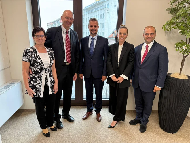 Na fotografiji (od leve proti desni): Majda Mravlja in Jurij Mravlja (Sipos), Damir Pelak (GrECo International), Irma Ibrahimpašić Hadžić in Markus Neubrand (GrECo International Holding AG). FOTO: GrECo International