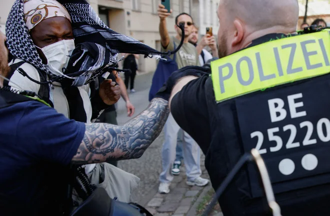Nemška policija posreduje na berlinski Humboldtovi univerzi.

FOTO: Axel Schmidt/Reuters