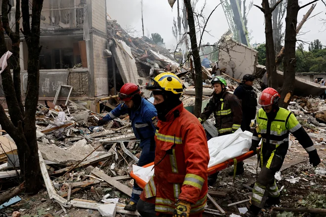 »Ruski teroristi,« je ob napadu zapisal Volodimir Zelenski. FOTO: Thomas Peter/Reuters