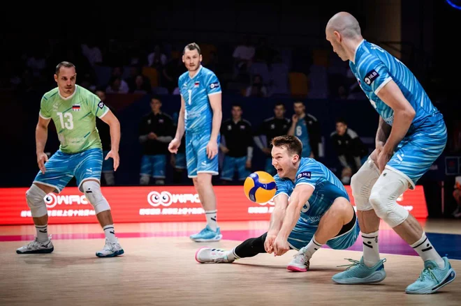 Slovenci so imeli le v drugem nizu težave na sprejemu, nato so zaigrali veliko bolje. FOTO: VNL
