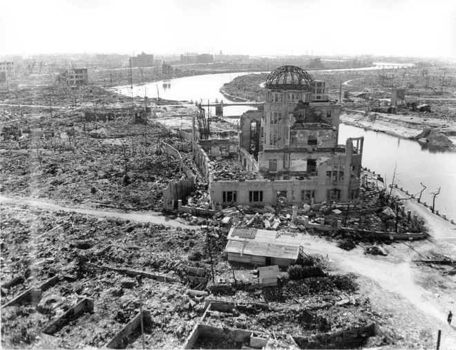 Pogled na Hirošimo novembra 1945 s porušeno prefekturno dvorano za promocijo industrije. Ostanek kupole je danes simbol bombardiranja mesta. Fotografijo hrani hirošimski Spominski muzej miru. FOTO: AFP