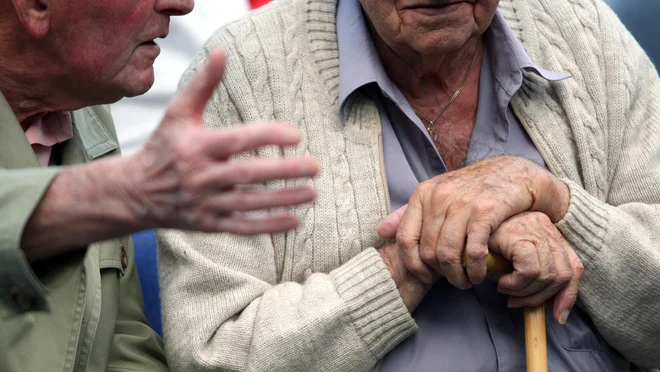 Prvi, ki so uvedbo novega solidarnostnega prispevka občutili v svojem žepu, so upokojenci. FOTO: Šipić Roman