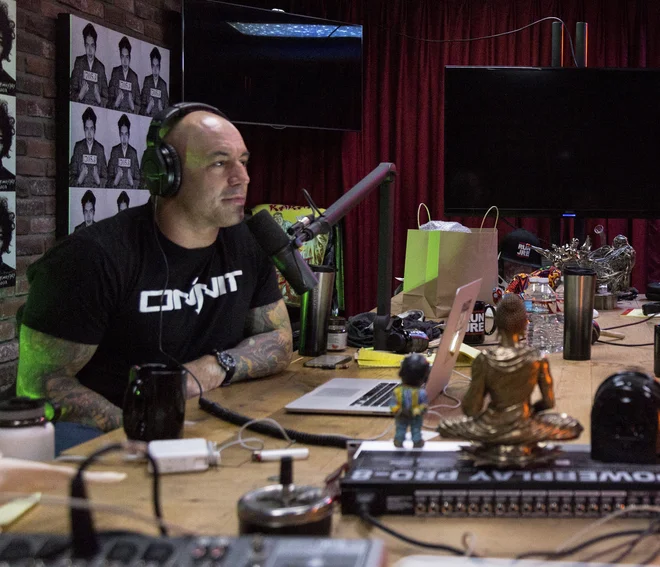 Podkaster Joe Rogan je lani s Spotifyjem podpisal novo večletno partnersko pogodbo za kontroverzni podkast The Joe Rogan Experience, ki naj bi bila vredna do 250 milijonov dolarjev. V skladu z njo je podkast, ki je bil tri leta ekskluzivno na voljo na spotifyju, zdaj dosegljiv tudi na drugih avdioplatformah. FOTO: Joerogan.com