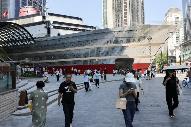 Nova zgradba znamke Louis Vuitton v Šanghaju je zasnovana kot kolosalna ladja. FOTO: Reuters Connect