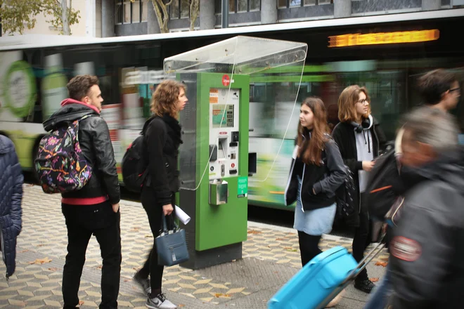 Cene terminskih vozovnic, ki jih uporabljajo redni uporabniki javnega potniškega prometa, ostajajo nespremenjene. FOTO: Jure Eržen