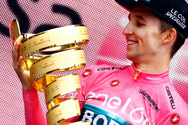 Jai Hindley je Giro osvojil leta 2022, ko je bil v spremljevalnem avtomobilu prav Gasparotto. FOTO: Luca Bettini/AFP