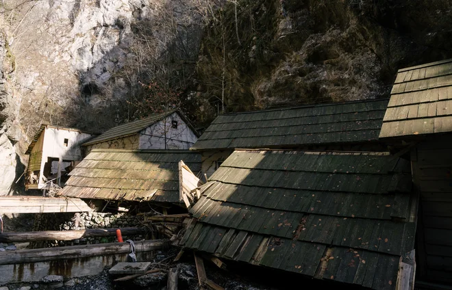 Sanacija dostopne poti in objektov, ki spada pod sklop C, se bo začela, ko bo poskrbljeno za varnost v soteski. FOTO: Sašo Tušar