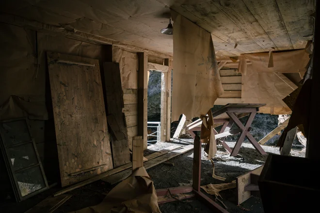 Pod sklop B pri sanaciji spadata ureditev brežin in namestitev zaščitnih mrež na pobočjih znotraj soteske nad objekti. FOTO: Sašo Tušar 