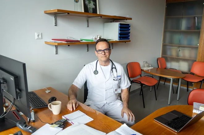 Pred dvema desetletjema uveden nacionalni program primarne preventive srčno-žilnih bolezni je pripomogel k zmanjšanju umrljivosti zaradi srčnega infarkta za 1400 bolnikov na leto. Zdaj potrebujemo ponovno pobudo, da se soočimo s spremenjenimi razsežnostmi, poudarja prof. dr. Borut Jug. FOTO: Voranc Vogel/Delo