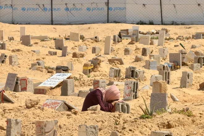 Izraelske sile so ubile že več kot 65.000 ljudi, med njimi več kot 18.000 otrok, več sto tisoč pa jih je ranjenih in pogrešanih v ruševinah. FOTO: AFP