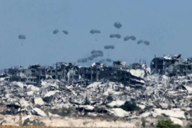 Več držav lačne prebivalce Gaze iz zraka oskrbuje s hrano in zdravili. FOTO: Jack Guez/AFP