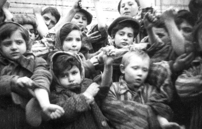 Nacisti so okoli 4200 do 4300 Romov (in Sintov), moških, žensk in otrok, odpeljali v plinske celice. FOTO: Reuters