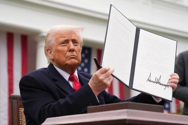 Carine, ki jih uvaja ameriški predsedni Donald Trump počasi načenjajo stabilnost ameriškega gospodarstva. FOTO: Andrew Harnik/Afp