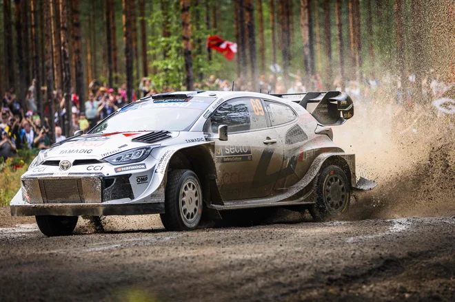 Finski zvezdnik Kalle Rovanperä vodi po drugem dnevu relija na Finskem. FOTO: Valtteri Vainio/AFP