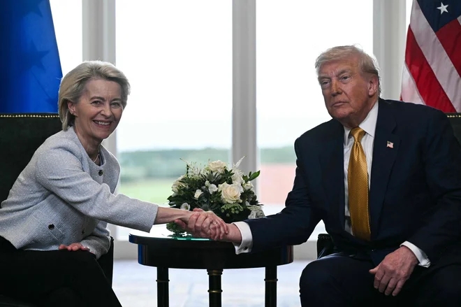 Predvčerajšnjim se je pohvalil z novo razkošno dvorano, namenjeno porokam, ki nosi njegovo ime, v svojem letovišču za golf Turnberry na Škotskem, kjer je sprejel tudi predsednico evropske komisije Ursulo von der Leyen. FOTO: Brendan Smialowski/ AFP