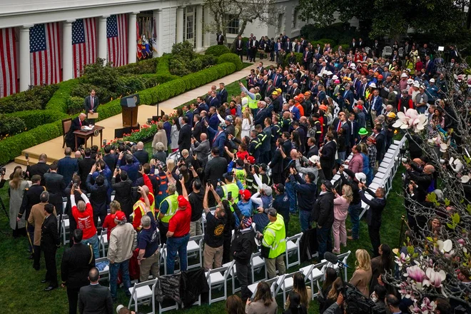 Predsednik Donald Trump je na Vrtu vrtnic 2. aprila letos podpisal izvršni ukaz o uvedbi carin na uvoženo blago in ga označil za »dan osvoboditve«. FOTO: Andrew Harnik/ AFP 