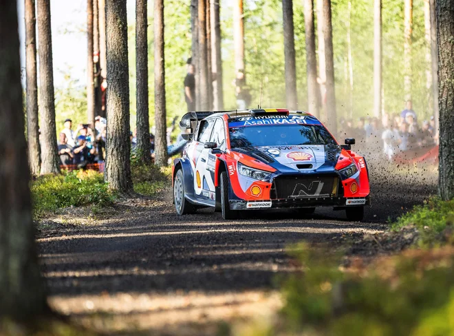 Belgijec Thierry Neuville za Kallejem Rovanperäjem zaostaja le za 4,9 sekunde. FOTO: Valtteri Vainio/AFP