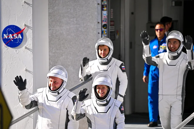Kozmonavt Oleg Platonov, astronavt Kimija Jui, in Američana Mike Fincke in Zena Cardman pred odhodom- FOTO: Miguel J. Rodriguez Carrillo/AFP