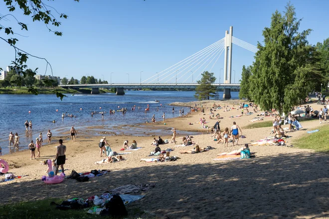 Reka Kemijoki river v mestu Rovaniemi na Finskem FOTO: Alexander Kuznetsov Reuters