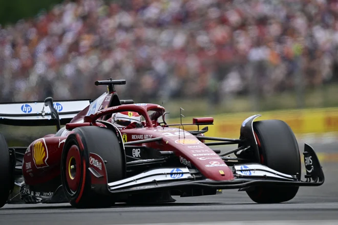 Na veselje številnih Ferrarijevih navijačev je bil v kvalifikacijah na Hungaroringu najhitrejši Charles Leclerc. FOTO: Marton Monus/Reuters