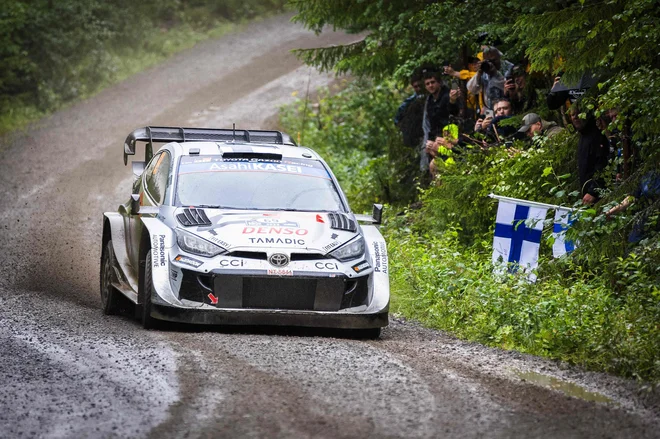 Finski dirkaški as Kalle Rovanperä drvi proti zmagi. FOTO: Valtteri Vainio/AFP