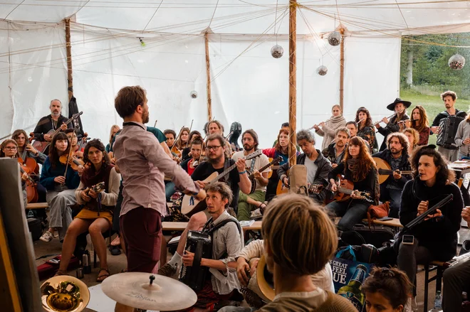 Mednarodni orkester Etno Histeria letos sestavlja 85 glasbenikov iz 21 držav. FOTO: Žiga Auer