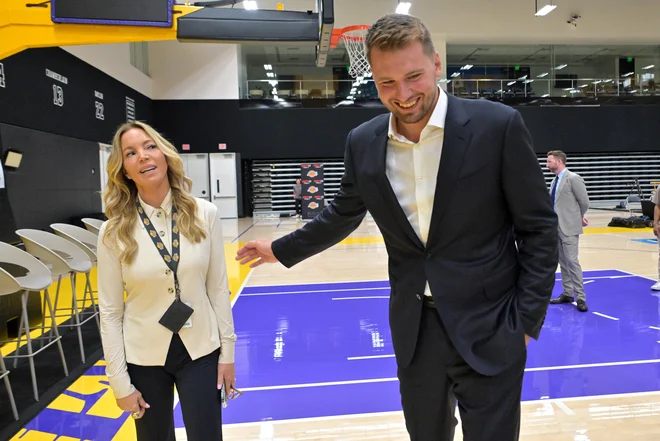Luka Dončić in solastnica LA Lakers Jeanie Buss. FOTO: Jayne Kamin-Oncea/Reuters
