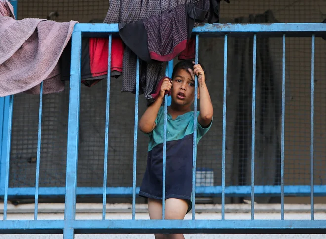 Izraelski napadi na Gazo so v petek terjali 106, v soboto pa najmanj 51 življenj. FOTO: Hatem Khaled/Reuters