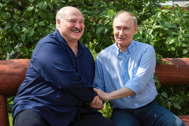 Na Trumpov ultimat se Putin ni odzval, je pa njegov gost Lukašenko v pogovoru z novinarji grožnje ameriškega predsednika komentiral: »Tako se ne dela politike!«
FOTO: Gavril Grigorov Via Reuters